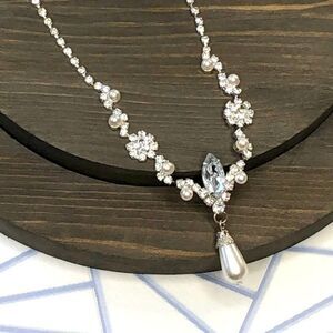Elegant Rhinestone and Faux Pearl Necklace